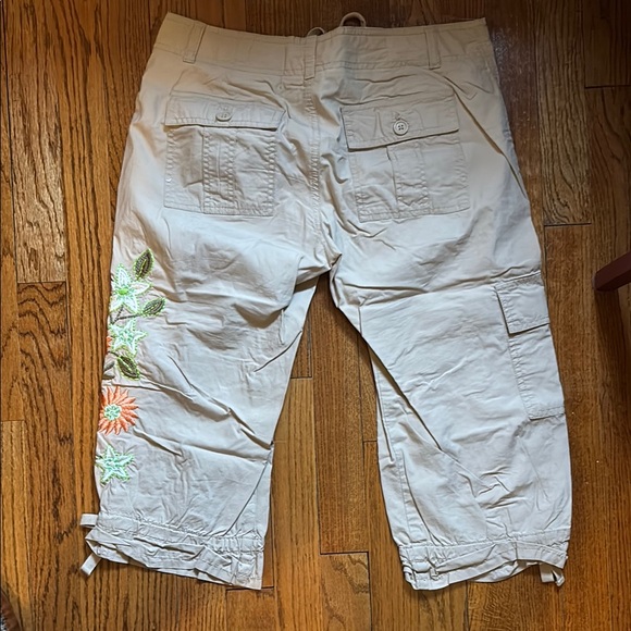 GAP Beige Embroidered Cargo Capris - Picture 4 of 4